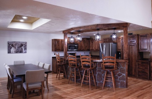 Tom Cabin | Lodge in the Missouri Hills ~ stocked pond ~ secluded retreat! SLEEPS 10!