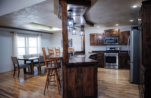 Tom Cabin | Lodge in the Missouri Hills ~ stocked pond ~ secluded retreat! SLEEPS 10!