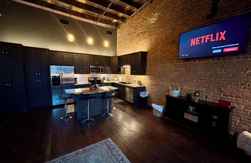 Florence Apartment | Loft in the Heart of Downtown - 500 Mbps WiFi - 4 car parking - EV charge - Boat