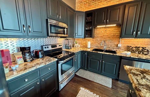 Florence Apartment | Loft in the Heart of Downtown - 500 Mbps WiFi - 4 car parking - EV charge - Boat