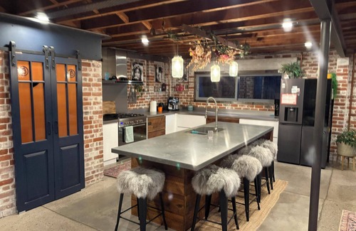 Lynmore House | Loft Style Living Close to Redwoods, bar, bakery. Perfect for Family's, MBikers.