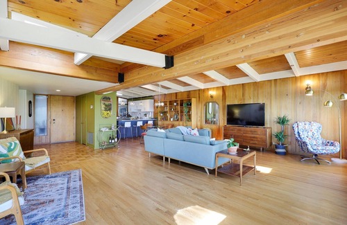 Benton Tract House | Loft View 53 : Central Style