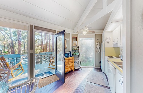 Sea Pines House | lofted villa with private deck, streaming, & W/D - near Harbour Town