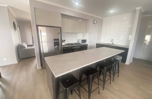 Melville House | Lofty's Shack - Modern 3 bedroom, Free WiFi!, Off peak special!