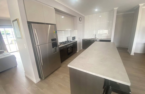 Melville House | Lofty's Shack - Modern 3 bedroom, Free WiFi!, Off peak special!