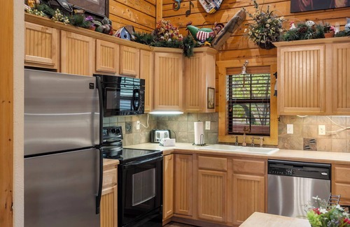 Branson Theater District Cabin | Log Cabin Getaway - Five minutes from Branson Shopping & Entertainment!