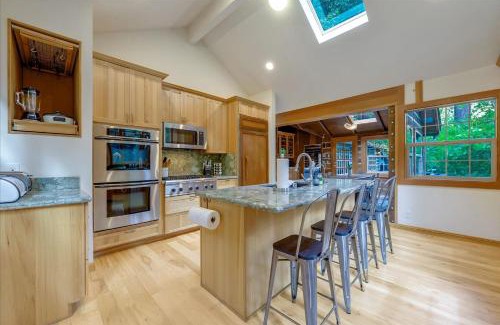 Redwood City House | Log-Cabin Home Retreat - Walk to Restaurants Trails Hiking & Biking