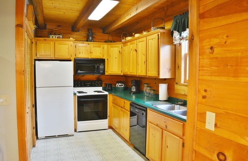 Maggie Valley Cabin | Log Cabin, MountainView, EZ Access, Playground, Fireplace, Firepit, WIFI, AC