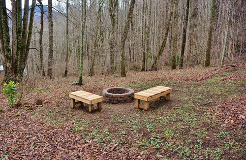 Maggie Valley Cabin | Log Cabin, MountainView, EZ Access, Playground, Fireplace, Firepit, WIFI, AC