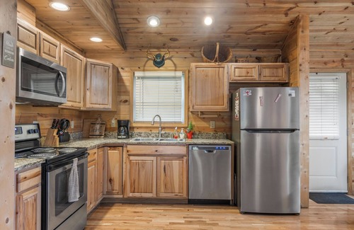 Andrews Cabin | Log cabin nestled in the mountains and situated on Collett Creek