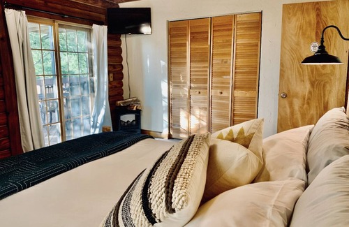 Augusta Cabin | Log Cabin On The Bluff