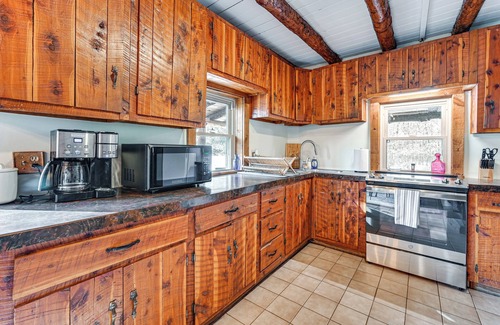 Maple Mount Cabin | Log Cabin Retreat in Kentucky: Fire Pit & Grill!