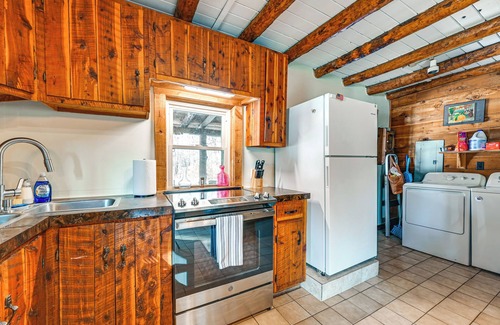 Maple Mount Cabin | Log Cabin Retreat in Kentucky: Fire Pit & Grill!
