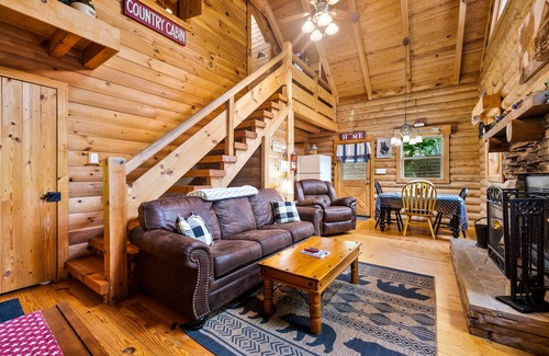 Knoxville Cabin | Log Cabin, UTK/Neyland, Smokies, 16acres, FP, HotTub, Arcade, Fishing, Golf,Pets