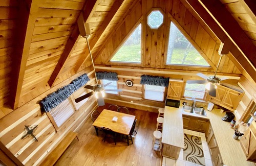 Townsend Cabin | Log Cabin, walk to Cades Cove and just minutes from Gatlinburg with a view!