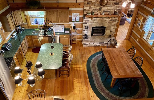 Hays Cabin | Log cabin with amazing views! (Pets welcome!)