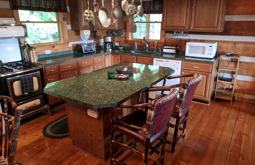 Hays Cabin | Log cabin with amazing views! (Pets welcome!)