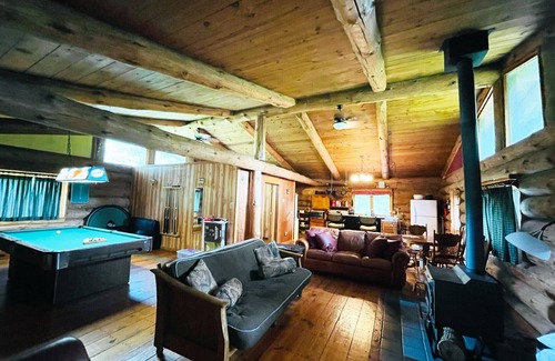 Cape Girardeau House | Log Cabin with Brand-new Hot Tub! W/Pool Table - Near Downtown Cape and Casino