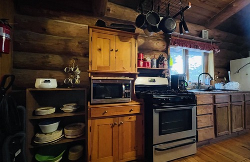 Cape Girardeau House | Log Cabin with Brand-new Hot Tub! W/Pool Table - Near Downtown Cape and Casino