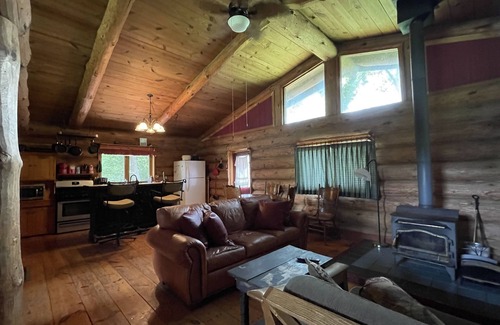 Cape Girardeau House | Log Cabin with Brand-new Hot Tub! W/Pool Table - Near Downtown Cape and Casino