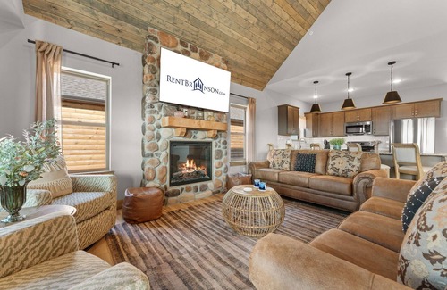 Table Rock Cabin | Log Cabin with Gorgeous Table Rock Views-Free Attraction Tickets-Pvt Hot Tub & Firepit-Lake Access