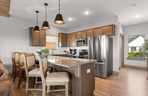 Table Rock Cabin | Log Cabin with Gorgeous Table Rock Views-Free Attraction Tickets-Pvt Hot Tub & Firepit-Lake Access