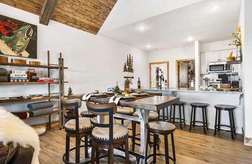 Branson Theater District House | Log Cabin with Ozark Sunset Views, $400 Daily Activities Included, Pickleball