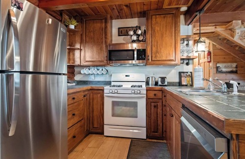 Rancho Bijou Cabin | Log Cabin With Two Primary Suites! Great Location