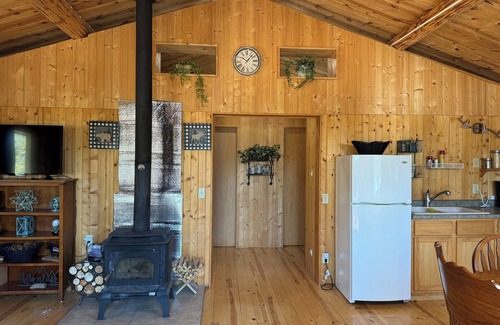 Custer Cabin | Log cabin with WiFi in quiet community above Custer.