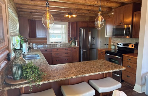 Inman House | ~ LOG HOME ON A BEAUTIFUL LAKE~Resort style pool~Charming Large 5 bedroom