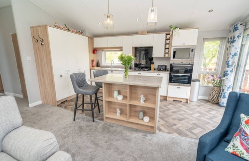 South Lakeland Leisure Village Cottage | LOLUKE LODGE ON THE LAKE, family friendly, with a garden in Carnforth