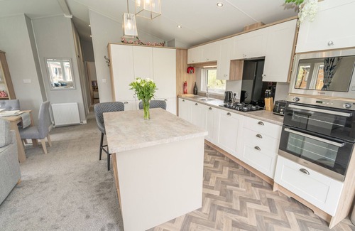 South Lakeland Leisure Village Cottage | LOLUKE LODGE ON THE LAKE, family friendly, with a garden in Carnforth