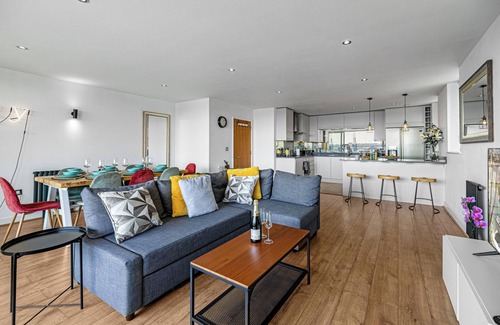 Docklands Apartment | LONDON EXCEL MARINA DELIGHT- Chic 2-Bedroom with Panoramic Water View.