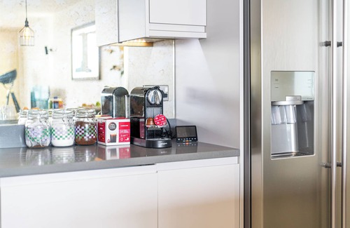 Docklands Apartment | LONDON EXCEL MARINA DELIGHT- Chic 2-Bedroom with Panoramic Water View.