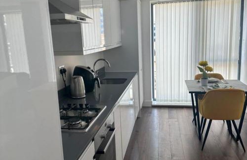 Woolwich Apartment | London Polytechnic Apartment with 3 Bedrooms