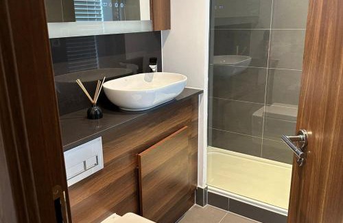 Woolwich Apartment | London Polytechnic Apartment with 3 Bedrooms