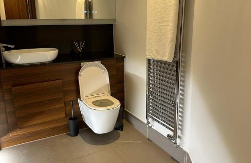 Woolwich Apartment | London Polytechnic Apartment with 3 Bedrooms