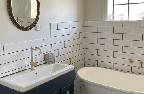 Alford Cottage | Lone pine cottage 10 min drive from beach but with country views.