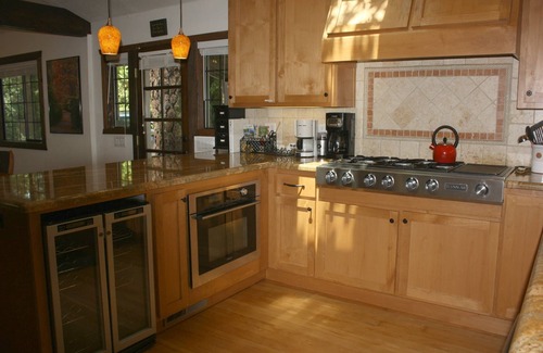 Twain Harte Cabin | Lone Star Lodge: Walk to Town, Gourmet Kitchen, Hot Tub, A/C, Lake Membership