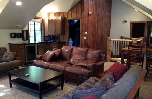 Twain Harte Cabin | Lone Star Lodge: Walk to Town, Gourmet Kitchen, Hot Tub, A/C, Lake Membership