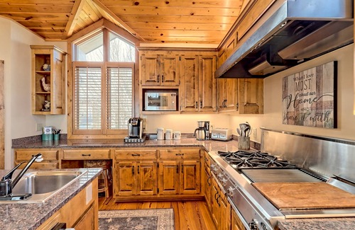 Dillard House | LONG RANGE 180 DEGREE VIEW MOUNTAIN RETREAT, DOG FRIENDLY