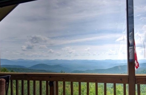 Dillard House | LONG RANGE 180 DEGREE VIEW MOUNTAIN RETREAT, DOG FRIENDLY