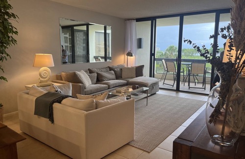 Bay Isles Condo | Longboat Key-2 bdr, 2 bth condo w/stunning Bay views.