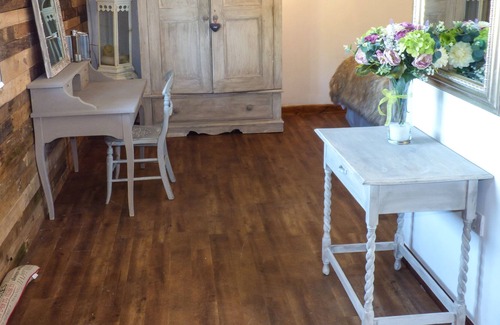 Wimborne Saint Giles Cottage | LONGHOUSE LODGE, romantic, with open fire in Mannington