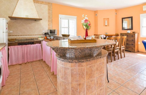 Los Palacios y Villafranca House | Look forward to a fantastic vacation in this cozy vacation home with pool!