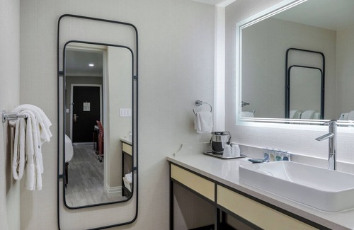 Southeast Torrance Hotel | Look No Further! Free Parking & Gym. Minutes to the Best Restaurants & Shopping