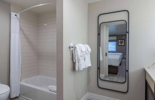 Southeast Torrance Hotel | Look No Further! Free Parking & Gym. Minutes to the Best Restaurants & Shopping