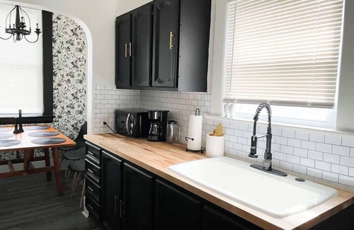 Lorain House | Look no further in Lorain! AC! Pets! 1st Floor