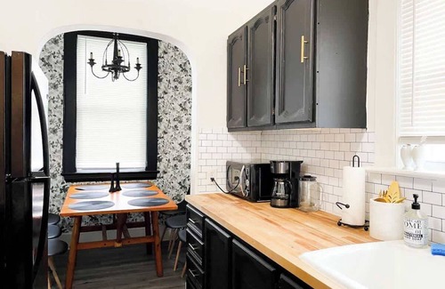 Lorain House | Look no further in Lorain! AC! Pets! 1st Floor