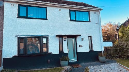 Belthorn House | Lookout 5-Bed House in Darwen Blackburn BB1 Free Parking Roadside